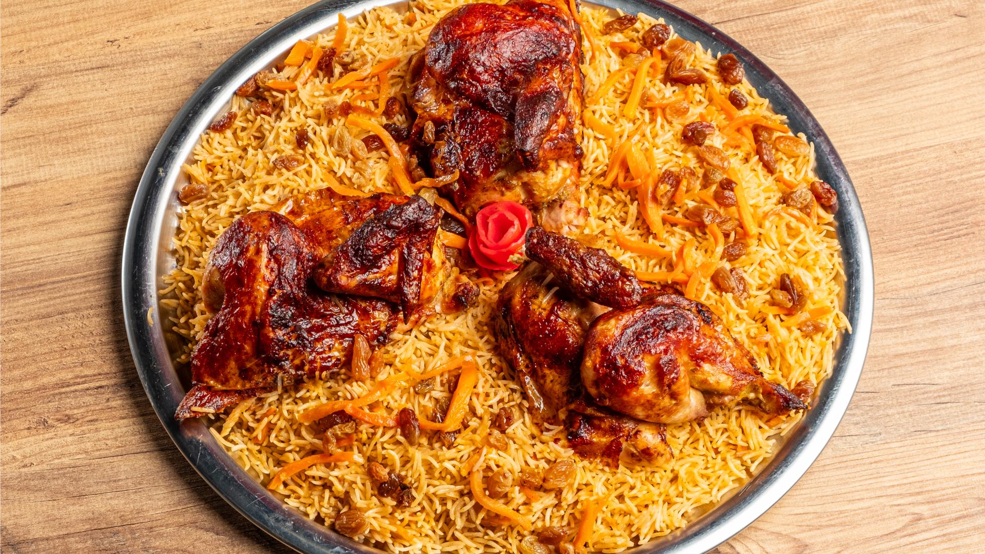 Jollof Rice mit Rindfleisch und Hähnchenflügeln