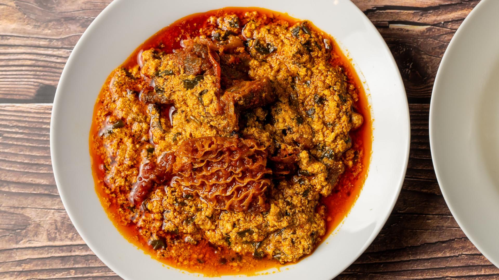 Egusi-Suppe mit Tilapia & Fufu (Poundo Iyan)